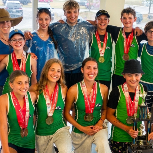 2 jeunes athlètes du Club de canoë de l’île Petrie posent avec leurs médailles.